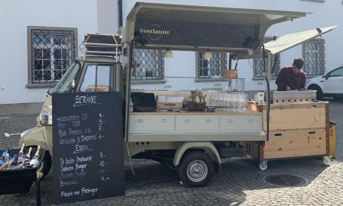 Ap&eacute;rol Piaggio am Klosterplatz