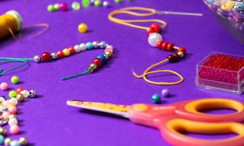 Die Eule ist pink: Ein Armband mit geheimem Farbcode