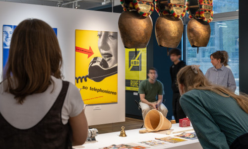 F&uuml;hrung in der Ausstellung "Pling! Design h&ouml;ren"
