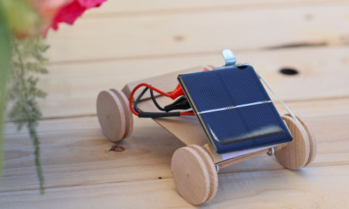 Kinder bauen ein Solarmobil