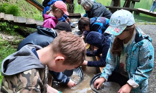 Ostereier bemalen und N&auml;stli basteln