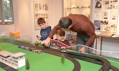 Schnelle Slotcars auf der kleinen Carrera-Rennbahn