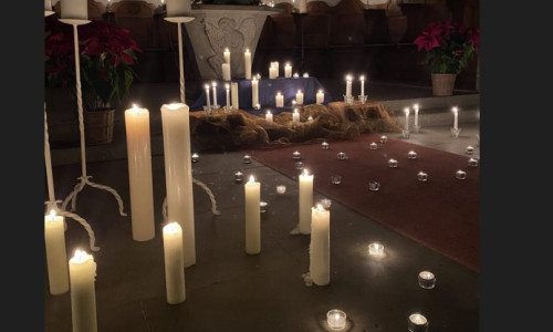 Gemeinsames Singen bei Kerzenlicht am vierten Advent