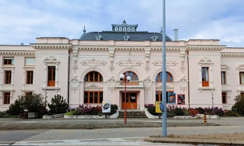 Laura Chaignat - Les amis, &ccedil;a s'arrose combien de fois par semaine? - Th&eacute;&acirc;tre Benno Besson