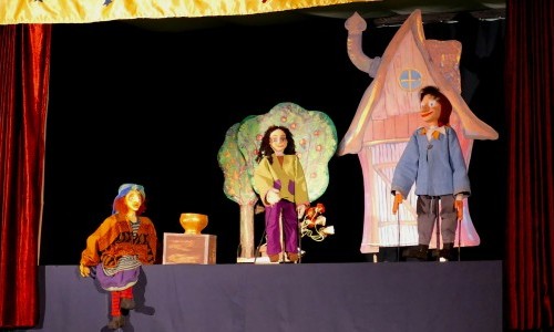 Stabpuppentheater B&auml;r &laquo;s&rsquo;Hochzytskleid&raquo;