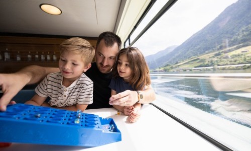 Spielschiff auf dem Zugersee