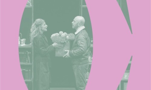 Changer l'eau des fleurs