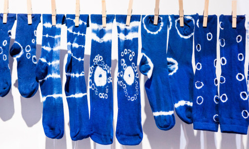Gemusterte Socken f&auml;rben