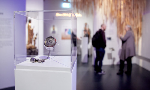 Geschichten dieser Welt. Unterhaltsamer Icon-Poet mit Ausstellungsobjekten