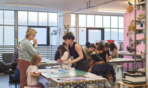 Papierwebe-Workshop mit Ausstellungsrundgang