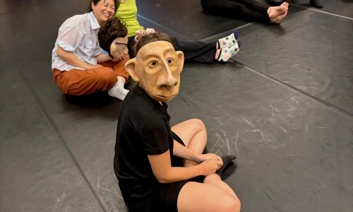 Workshop mit Masken der Familie Fl&ouml;z